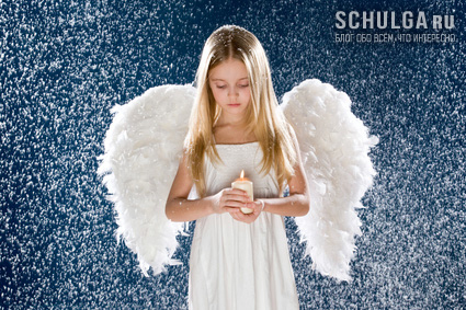 Девочка-ангел со свечой в руках